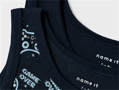 Nærbillede af gamerprint og mørkeblå toppe fra Name It